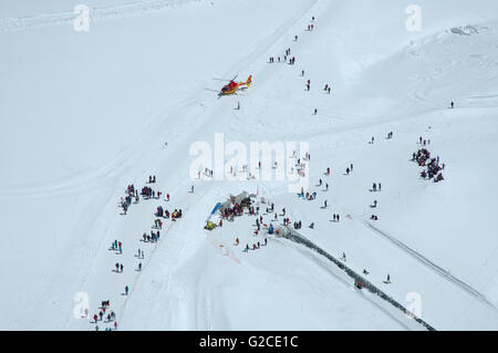 Jungfraujoch, Schweiz - 18. August 2014: Unbekannte Menschen und Rettung Hubschrauber auf dem Jungfraujoch Pass in Alpen richtet Stockfoto