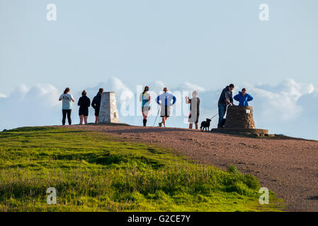 Wanderer auf dem Gipfel des Wrekin in Shropshire, England, UK. Stockfoto