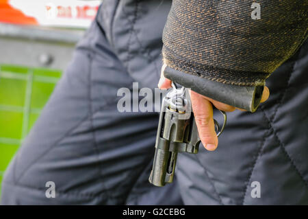 Ein Hundeführer der Polizei hält eine Pistole verwendet während Angriff Hundetraining Stockfoto