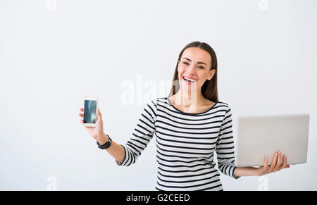 Fröhliche Frau, die isolierten auf weißen Hintergrund Stockfoto