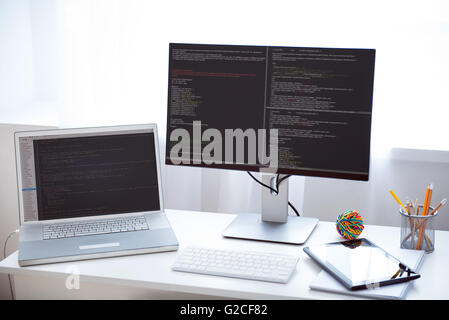 Verschiedene Geräte auf dem Tisch Stockfoto