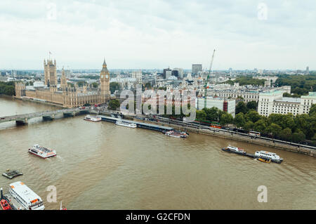 LONDON, UK - 23. August 2015: London bewölkt am Morgen. London Eye, Houses of Parliament, Westminster Bridge und Big Ben. Stockfoto