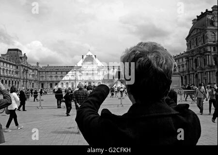 Foto-Schein Größe von JF, Pyramide von Pei Architekten und Louvre, Pavillon Sully, Paris Frankreich Stockfoto