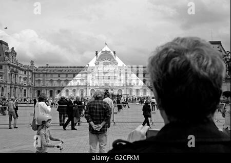 Foto-Schein Größe von JF, Pyramide von Pei Architekten und Louvre, Pavillon Sully, Paris Frankreich Stockfoto