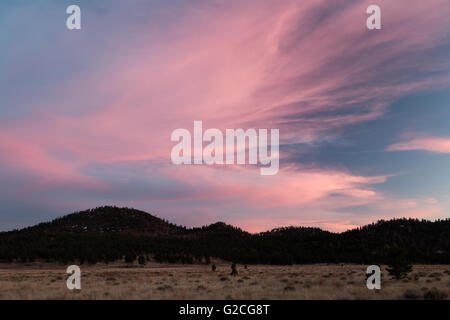 Sonnenuntergang leuchten Wolken über Schlackenkegel. Coconino National Forest, Arizona Stockfoto