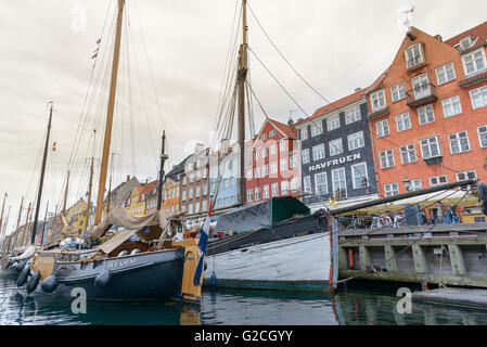 Kopenhagen, Dänemark - 27. Juli 2015: Nyhavn Bezirk ist eines der berühmtesten Wahrzeichen in Kopenhagen. Schiffe vor Anker, entlang der Stockfoto