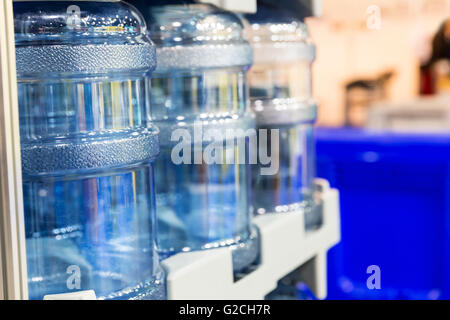 Große Flaschen Wasser Stockfoto