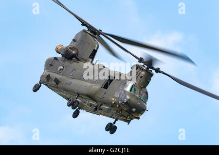 Royal Air Force (RAF) Boeing CH-47 Chinook HC.2 Transporthubschrauber ZH777 von RAF-Oldiham. Stockfoto