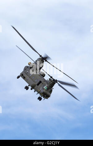 Royal Air Force (RAF) Boeing CH-47 Chinook HC.2 Transporthubschrauber ZH777 von RAF-Oldiham. Stockfoto