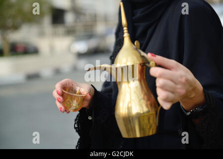 Emirati arabische Frau Gießen Tee, Dubai, Vereinigte Arabische Emirate. Stockfoto