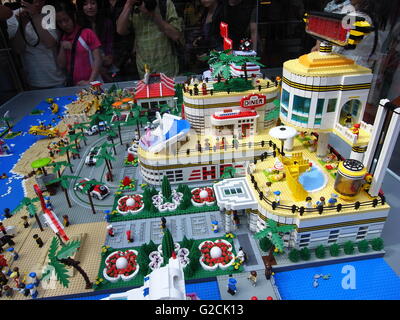 LEGO Modell Gebäude Spielzeug Spaß Stadt Fluss Yacht Einkaufszentrum Menschen Landschaftsgarten Stockfoto