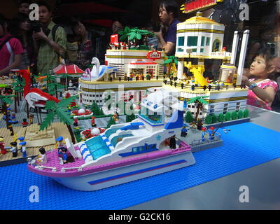 LEGO Modell Gebäude Spielzeug Spaß Stadt Fluss Yacht Einkaufszentrum Menschen Landschaftsgarten Stockfoto