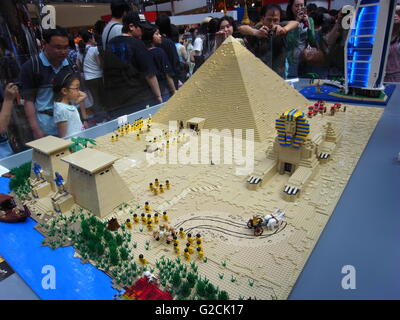 LEGO Modell Ägypten ägyptische Build uralten Pyramide Sphinx Pharao engineering Pferd Sklave alte Zeit Tag Himmel Spielzeug Spaß Landschaft Euphr Stockfoto