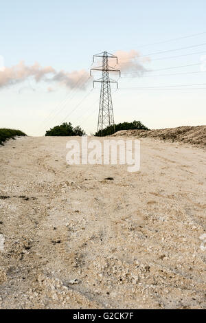 Die South Downs National Park nördlich von Worthing in West Sussex trägt die Narbe des Links zum Offshore-Windpark Rapunzeln. Stockfoto