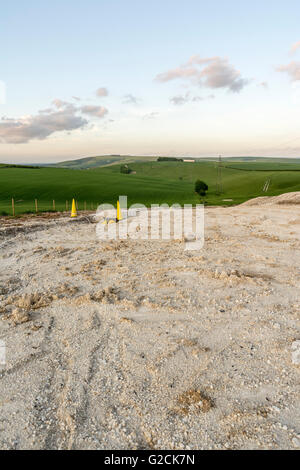 Die South Downs National Park nördlich von Worthing in West Sussex trägt die Narbe des Links zum Offshore-Windpark Rapunzeln. Stockfoto