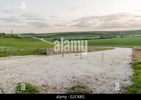 Die South Downs National Park nördlich von Worthing in West Sussex trägt die Narbe des Links zum Offshore-Windpark Rapunzeln. Stockfoto