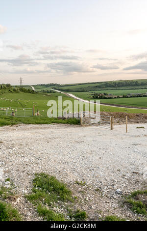 Die South Downs National Park nördlich von Worthing in West Sussex trägt die Narbe des Links zum Offshore-Windpark Rapunzeln. Stockfoto