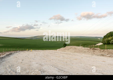 Die South Downs National Park nördlich von Worthing in West Sussex trägt die Narbe des Links zum Offshore-Windpark Rapunzeln. Stockfoto