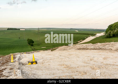 Die South Downs National Park nördlich von Worthing in West Sussex trägt die Narbe des Links zum Offshore-Windpark Rapunzeln. Stockfoto