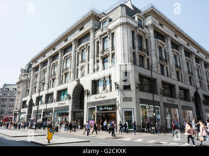 Massen von Einkäufern vor dem ehemaligen Topshop und Miss Selfridge in der Oxford Street, London, England, Großbritannien Stockfoto