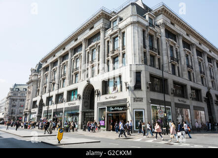 Massen von Käufern außerhalb Topshop in Oxford Street, London, England, UK Stockfoto