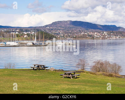 Picknickplatz auf dem Oslo-Fjord mit Tischen und Bänken, Frühling in Vollen Asker Norwegen Stockfoto