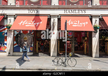 Passanten vor der berühmten Hamleys Spielzeug speichern in central London, UK Stockfoto