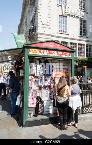 Eine Straße stand am Piccadilly Circus, die Touristen zu verkaufen, Schmuckstücke, Bustouren und Abzeichen etc.. Stockfoto