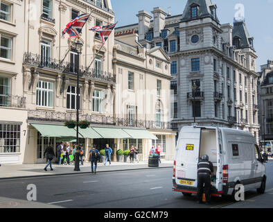 Eine Sicherheit van entladen wird in central London, England, UK Stockfoto
