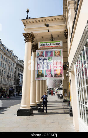 Alan Aykbourns "wie die andere Hälfte liebt" in The Theatre Royal, Haymarket, London, UK Stockfoto