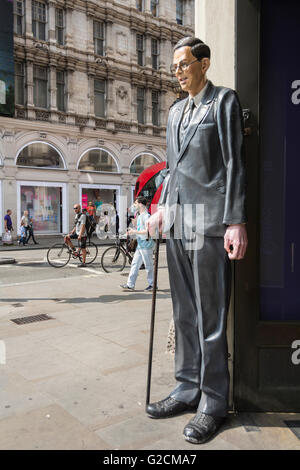 Modell von Robert Wadlow (weltweit größte Mann) außerhalb Ripleys Believe it or Not Museum am Piccadilly Circus in London, Großbritannien Stockfoto