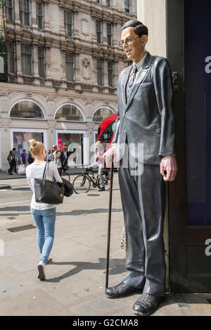 Modell von Robert Wadlow (weltweit größte Mann) außerhalb Ripleys Believe it or Not Museum am Piccadilly Circus in London, Großbritannien Stockfoto