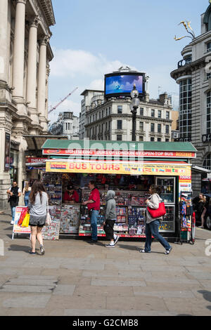 Passanten vor einem Kassenhäuschen am Piccadilly Circus in central London, UK Stockfoto