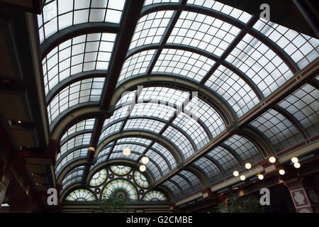 Gläserne Decke im Erdgeschoss des Legiobanka-Gebäudes in Prag, Tschechien. Das Legiobanka Gebäude, entworfen von tschechischen modernistischen Architekten Josef Gočár im Rondo-kubistischen Stil erbaute 1921-1939 für die Bank der Tschechoslowakischen Legion in Na Poříčí Street. Stockfoto