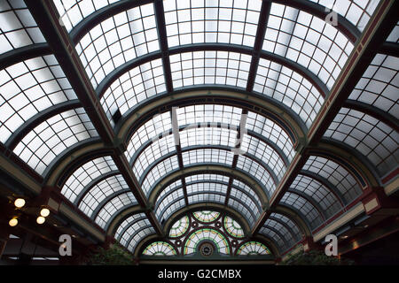 Gläserne Decke im Erdgeschoss des Legiobanka-Gebäudes in Prag, Tschechien. Das Legiobanka Gebäude, entworfen von tschechischen modernistischen Architekten Josef Gočár im Rondo-kubistischen Stil erbaute 1921-1939 für die Bank der Tschechoslowakischen Legion in Na Poříčí Street. Stockfoto