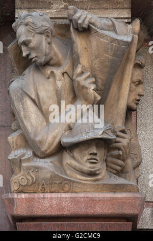 Tschechoslowakische Legion in Italien. Skulptur des tschechischen Bildhauers Jan Štursa auf dem Legiobanka Gebäude in Prag, Tschechien. Das Legiobanka Gebäude, entworfen von tschechischen modernistischen Architekten Josef Gocar in Rondo-kubistischen Stil wurde 1921-1939 für die Bank der Tschechoslowakischen Legion in Na Porici Straße gebaut. Stockfoto