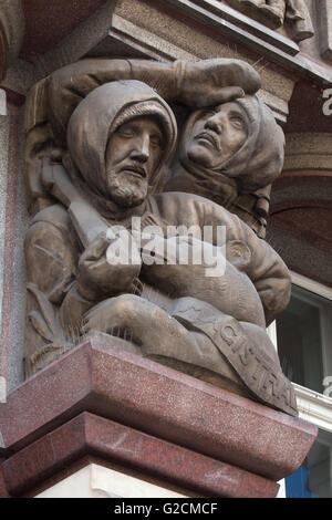 Tschechoslowakische Legion auf der Transsibirischen Eisenbahn. Skulptur des tschechischen Bildhauers Jan Štursa auf dem Legiobanka Gebäude in Prag, Tschechien. Das Legiobanka Gebäude, entworfen von tschechischen modernistischen Architekten Josef Gocar in Rondo-kubistischen Stil wurde 1921-1939 für die Bank der Tschechoslowakischen Legion in Na Porici Straße gebaut. Stockfoto