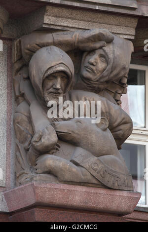 Tschechoslowakische Legion auf der Transsibirischen Eisenbahn. Skulptur des tschechischen Bildhauers Jan Štursa auf dem Legiobanka Gebäude in Prag, Tschechien. Das Legiobanka Gebäude, entworfen von tschechischen modernistischen Architekten Josef Gocar in Rondo-kubistischen Stil wurde 1921-1939 für die Bank der Tschechoslowakischen Legion in Na Porici Straße gebaut. Stockfoto