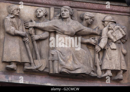 Rückkehr der Tschechoslowakischen Legion. Skulpturale Fries des tschechischen Bildhauers Otto Gutfreund auf dem Legiobanka Gebäude in Prag, Tschechien. Das Legiobanka Gebäude, entworfen von tschechischen modernistischen Architekten Josef Gocar in Rondo-kubistischen Stil wurde 1921-1939 für die Bank der Tschechoslowakischen Legion in Na Porici Straße gebaut. Stockfoto