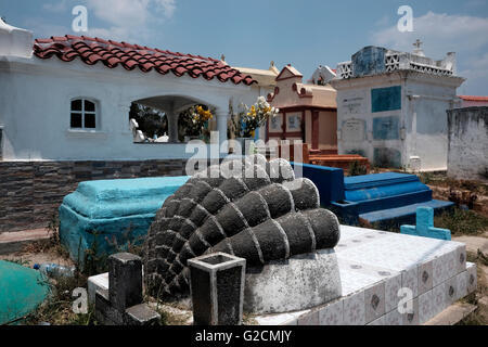 Hell bemalte Mausoleen und oberirdische Krypten auf dem Friedhof in Chichicastenango, auch bekannt als Santo Tomas Chichicastenango, eine Stadt im Departement El Quiche in Guatemala, bekannt für ihre traditionelle Kultur der Kiche Maya. Stockfoto