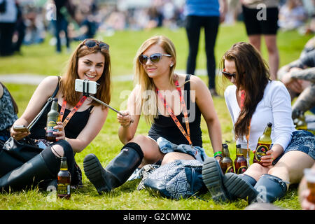 Festivalbesucher werfen Sie ein Selbstporträt auf BBC Radio 1's Big Weekend Powderham Castle in Exeter. Stockfoto