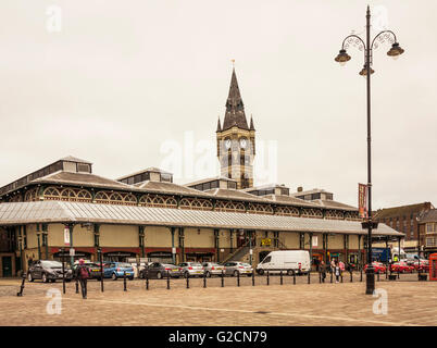 Ein Blick auf die Stadt Uhr und Markthalle in Darlington im Nordosten von England Stockfoto