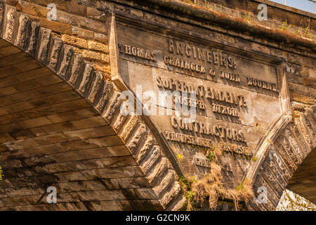 Typenschild auf Yarn Viadukt über den Fluss Tees in Nord-Ost England.Constructed von Ingenieuren Grainger und Bourne 1848-1852 Stockfoto