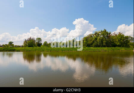 See-Spiegel wie mit dramatischen blauer Himmel mit Wolken Stockfoto