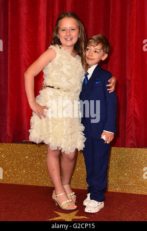 Ela-Mai Demircan und William Hall an der British Soap Awards 2016 im Hackney Empire, 291 Mare St, London. PRESSEVERBAND Foto. Bild Datum: Samstag, 28. Mai 2016. PA-Geschichte-SHOWBIZ-Soap zu sehen. Bildnachweis sollte lauten: Matt Crossick/PA Wire Stockfoto