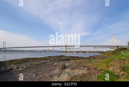 Schottland North Queensferry Firth of Forth Straßenbrücken, neue und alte Stockfoto