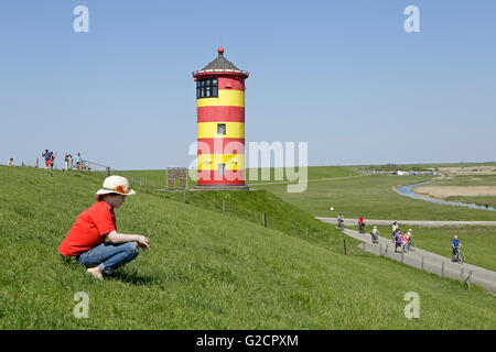 kleiner Junge vor Pilsum Leuchtturm, Pilsum, Ostfriesland, Niedersachsen, Deutschland Stockfoto