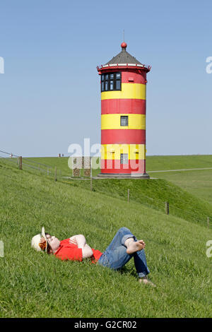 kleiner Junge vor Pilsum Leuchtturm, Pilsum, Ostfriesland, Niedersachsen, Deutschland Stockfoto