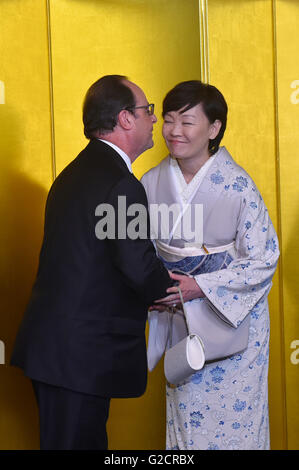 Der französische Präsident Francois Hollande grüßt Akie Abe, Frau der japanische Premierminister Shinzo Abe mit einem Kuss bei einem cocktail-Empfang auf dem G7-Gipfel 26. Mai 2016 in Shima, Präfektur Mie, Japan. Stockfoto