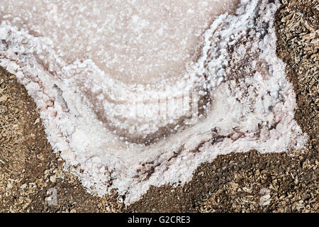 Salz-Kristalle mit rosa Schadstoffe in Salzpfanne, Salinas de Los Agujeros, Los Cocoteros, Lanzarote, Kanarische Inseln, Spanien Stockfoto
